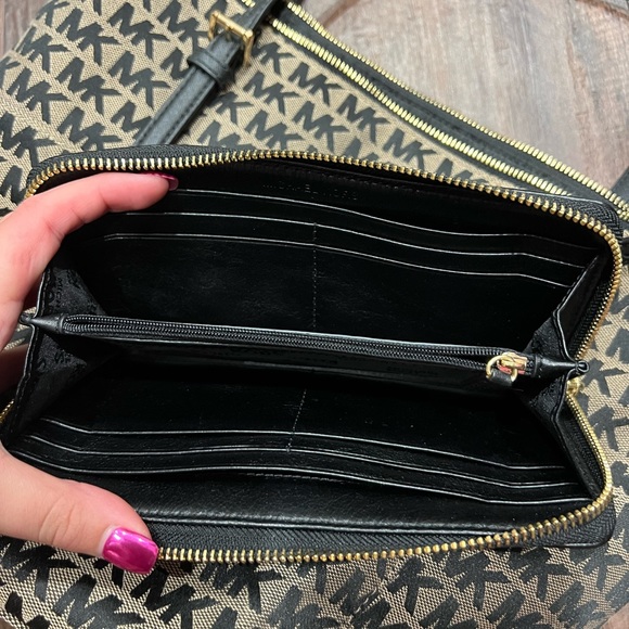 Michael Kors matching ourse and wallet - Picture 7 of 7